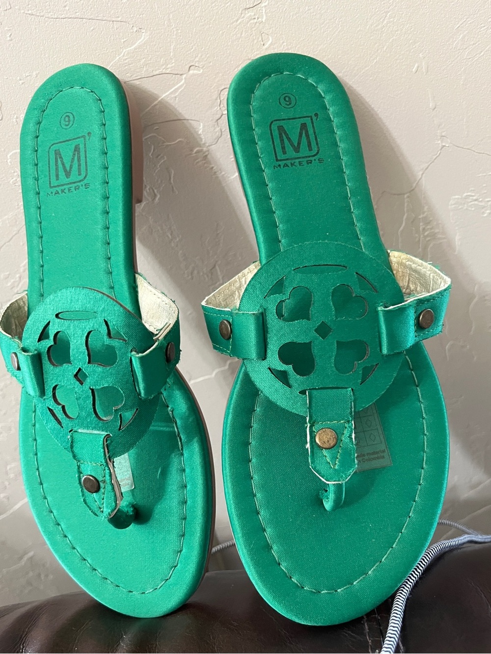 Maker’s Vibrant Green Cutout Leather Thong Sandals Sz 9 Faux TB Medallion NEW